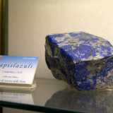Perch� da molti minerali si producono colori. Si veda il lapislazzuli, da cui si ricava l�intenso bleu egizio ampiamente utilizzato sin dall�antichit�